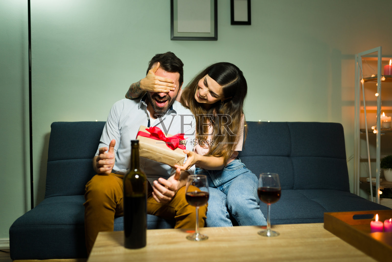 庆祝结婚纪念日的夫妇照片摄影图片