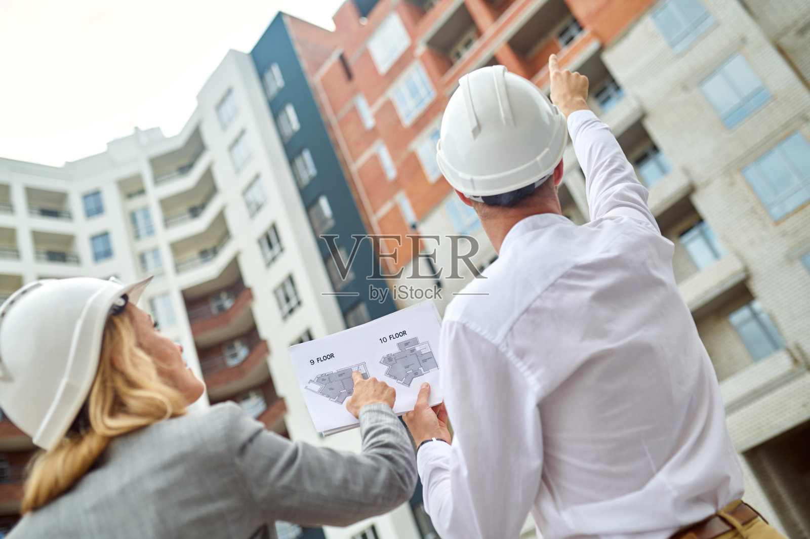 两个白人同事一起检查一个建筑物体照片摄影图片