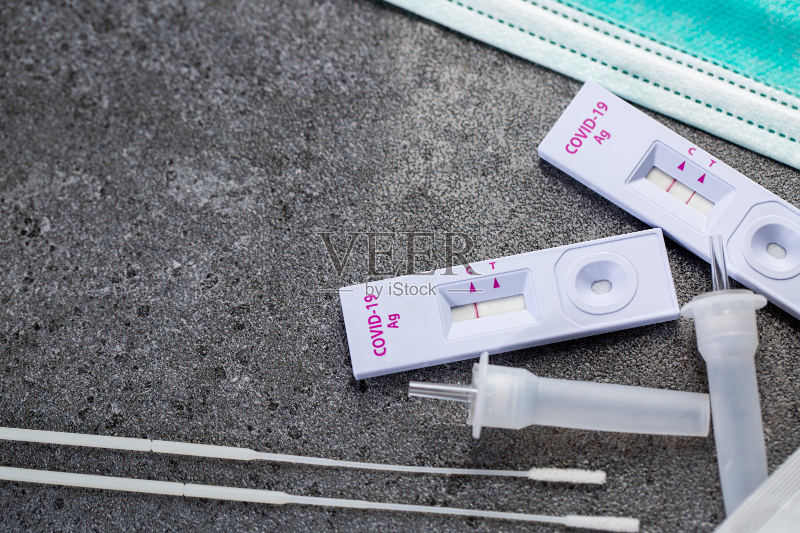 检测冠状病毒结果的快速抗原检测试剂盒为阴性和阳性照片摄影图片