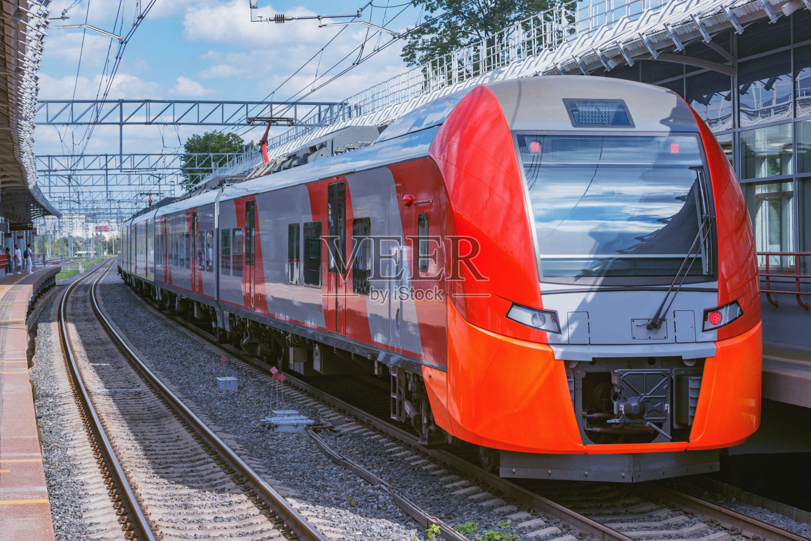 火车停靠在月台旁。莫斯科。照片摄影图片