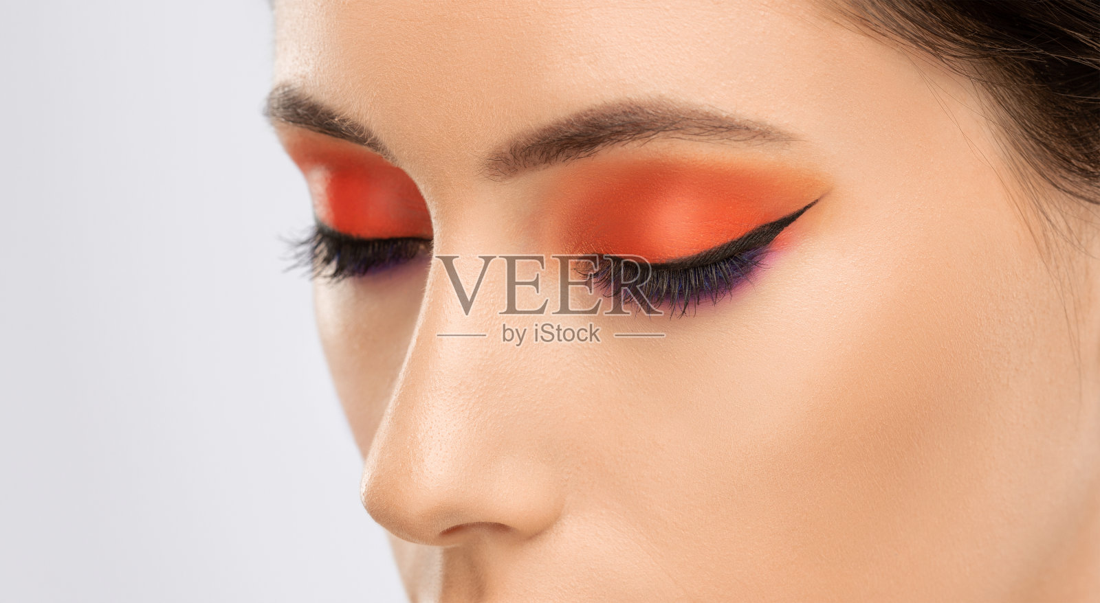 美丽的女人有着长长的睫毛，漂亮的妆容和浓眉。专业化妆、美容护肤。照片摄影图片