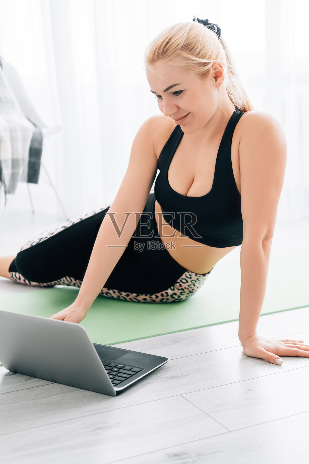 网上运动，体育妇女，家庭健身健康照片摄影图片