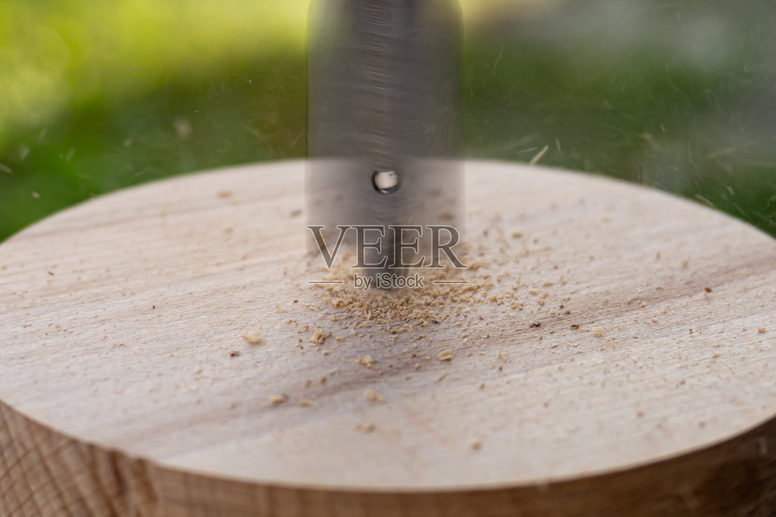 在木头上钻孔照片摄影图片