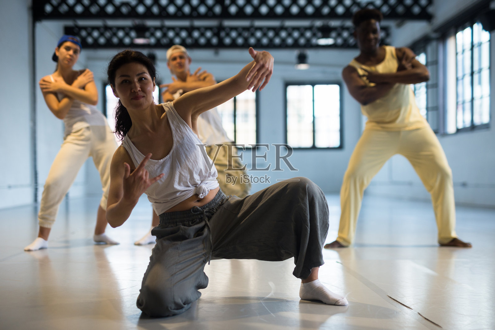 表演街舞的舞蹈队照片摄影图片