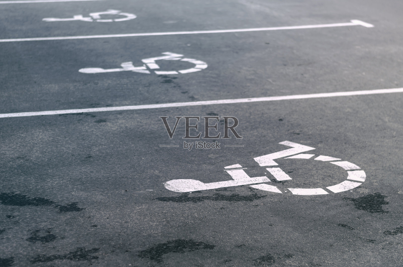 为残障人士腾出停车位。白色的重复我照片摄影图片