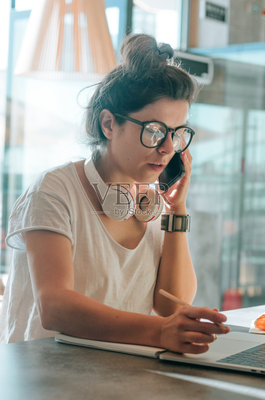 年轻女子坐在咖啡馆里用手提电脑工作照片摄影图片