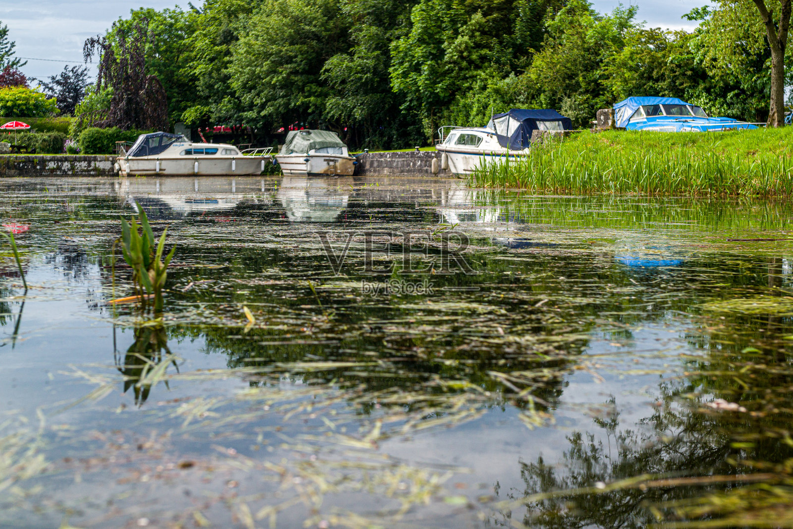 船只停泊在皇家运河照片摄影图片