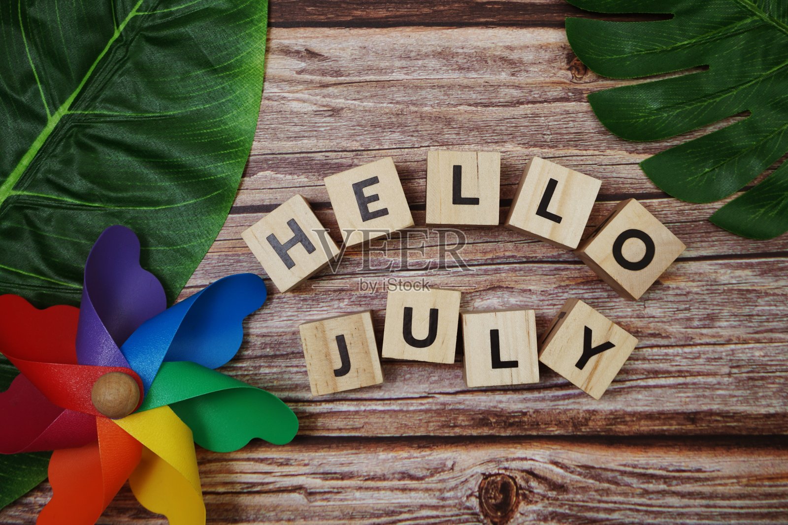 你好七月讯息字母在木制背景照片摄影图片