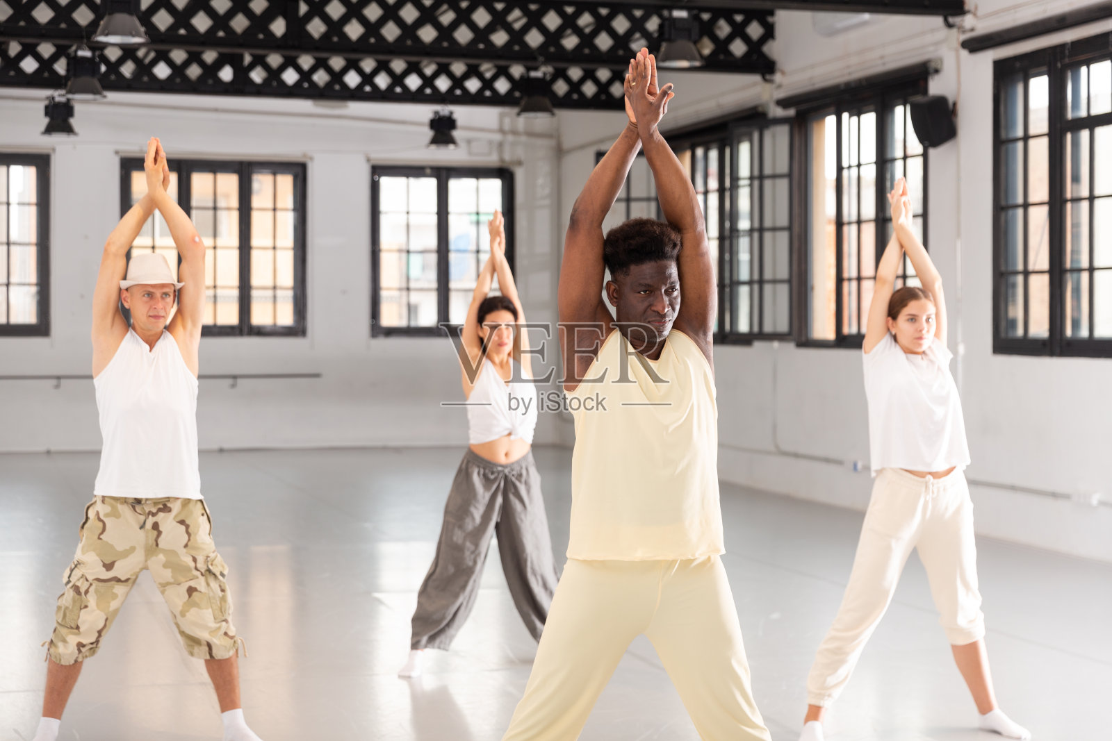 一群学习现代舞动作的年轻人照片摄影图片