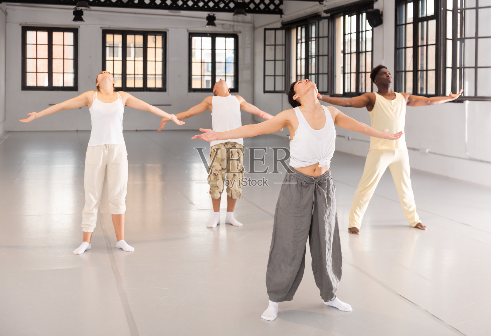一群学习现代舞动作的年轻人照片摄影图片