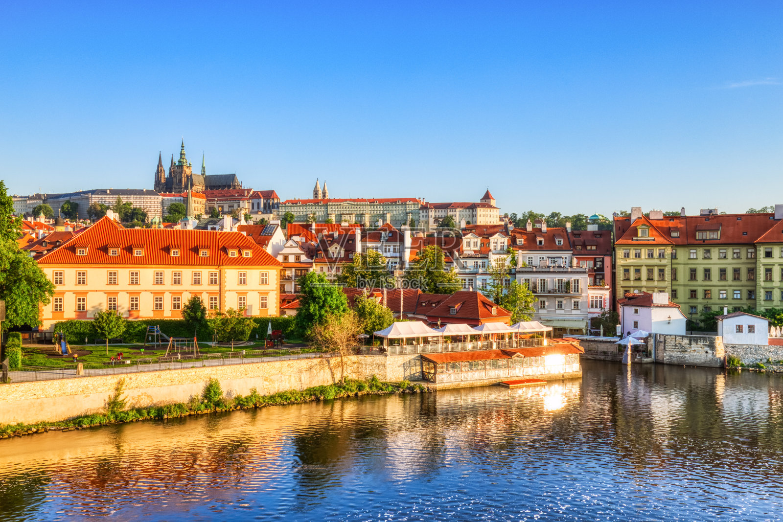 捷克共和国，查尔斯大桥上的布拉格城堡照片摄影图片