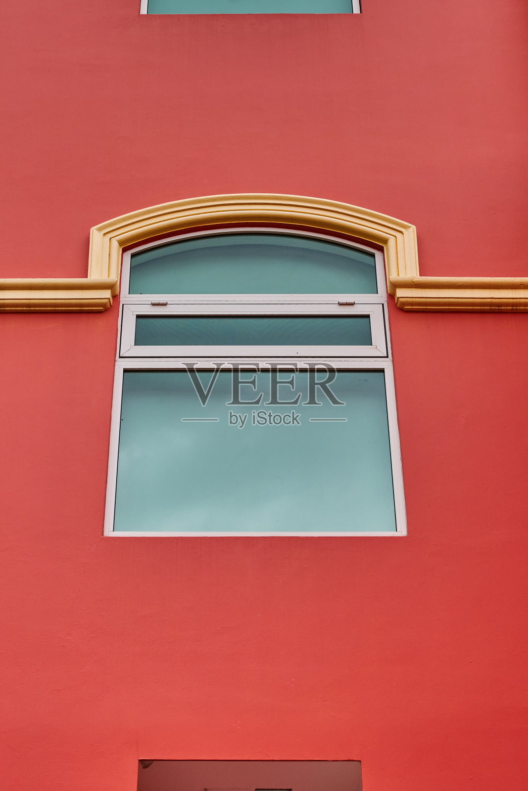 鲑鱼色的酒店立面，带有对称的窗户和阳台照片摄影图片