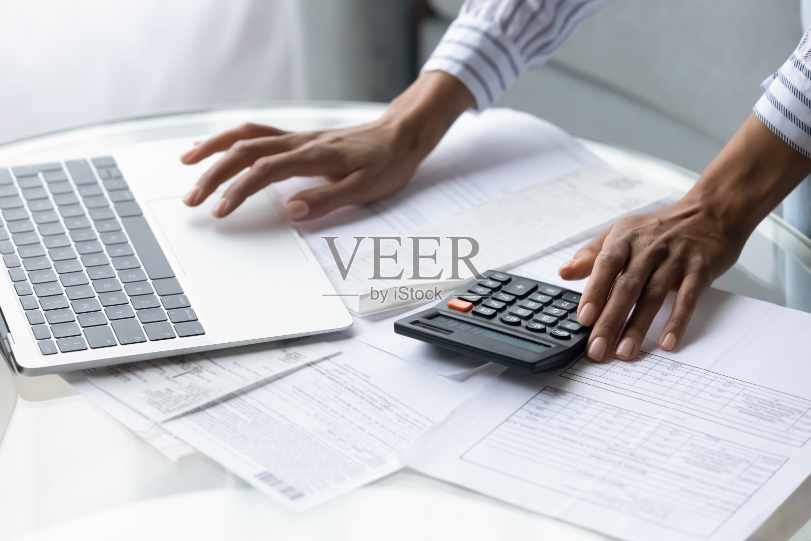 民族妇女核算费用管理预算照片摄影图片