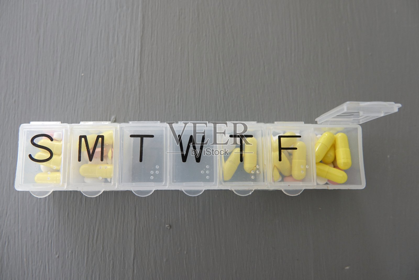 药丸盒分配器与每天的间隔照片摄影图片