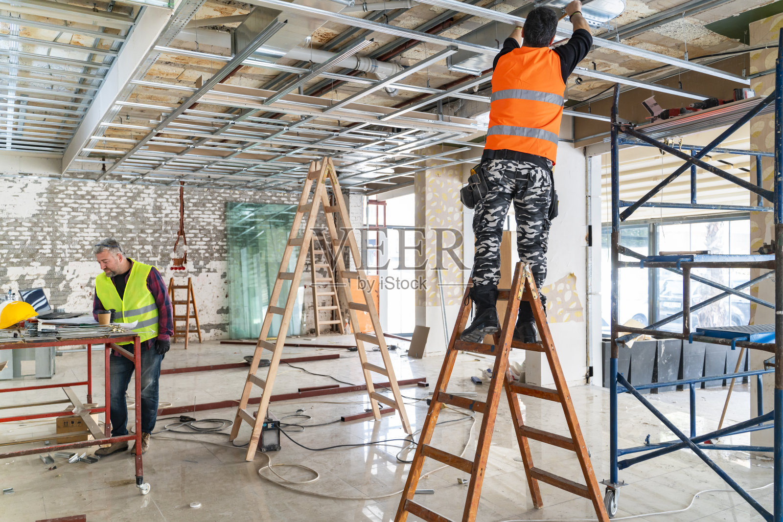 技术人员在施工现场一起工作照片摄影图片