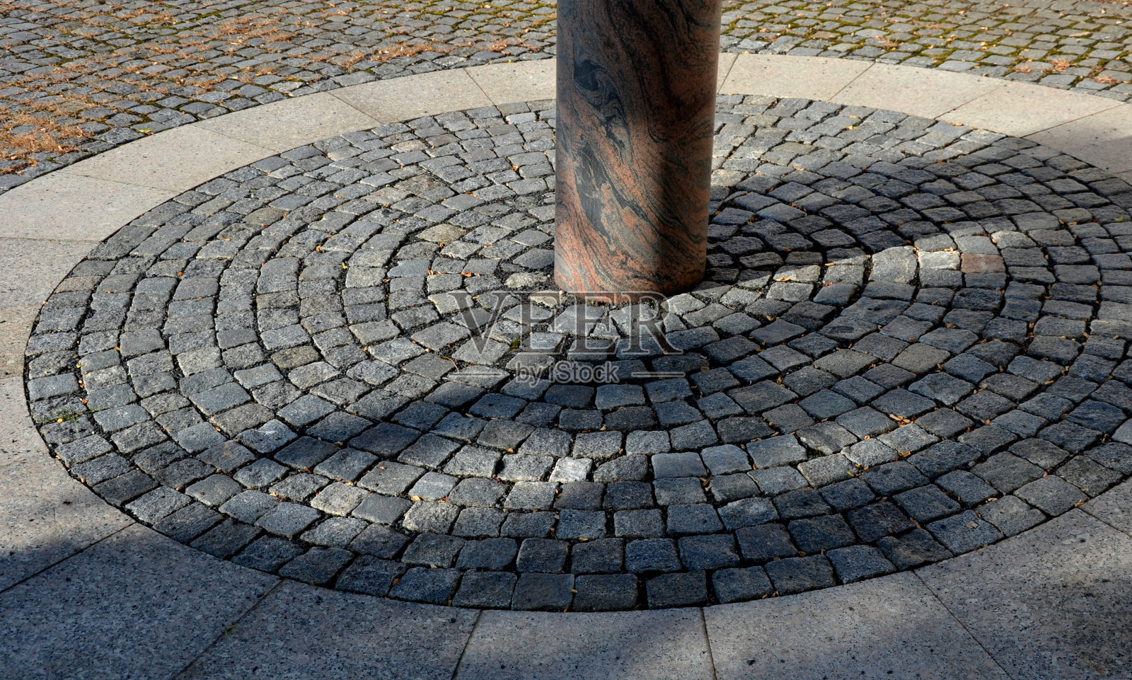 种植在步行区路面大面积铺装区域的树木需要呼吸根部，因此石块之间有更大的裂缝，砾石雨水可以吸收照片摄影图片