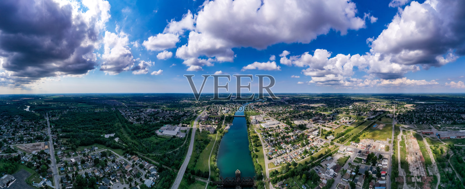 加拿大韦兰，旧韦兰运河上废弃的铁路桥照片摄影图片