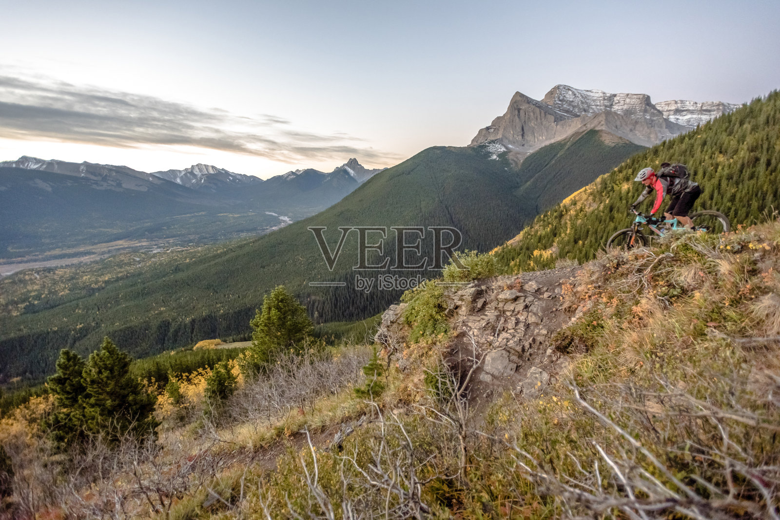 山地车的观点下降的草山脊照片摄影图片