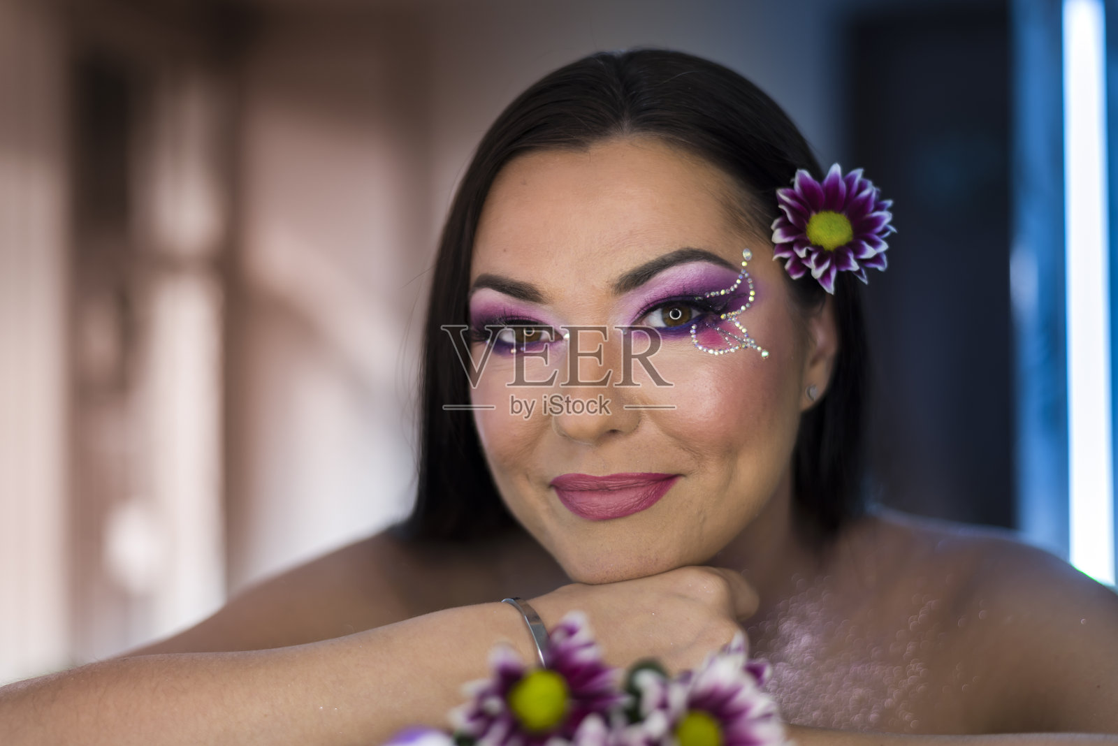 用艺术色彩化妆的女人的时尚肖像照片摄影图片