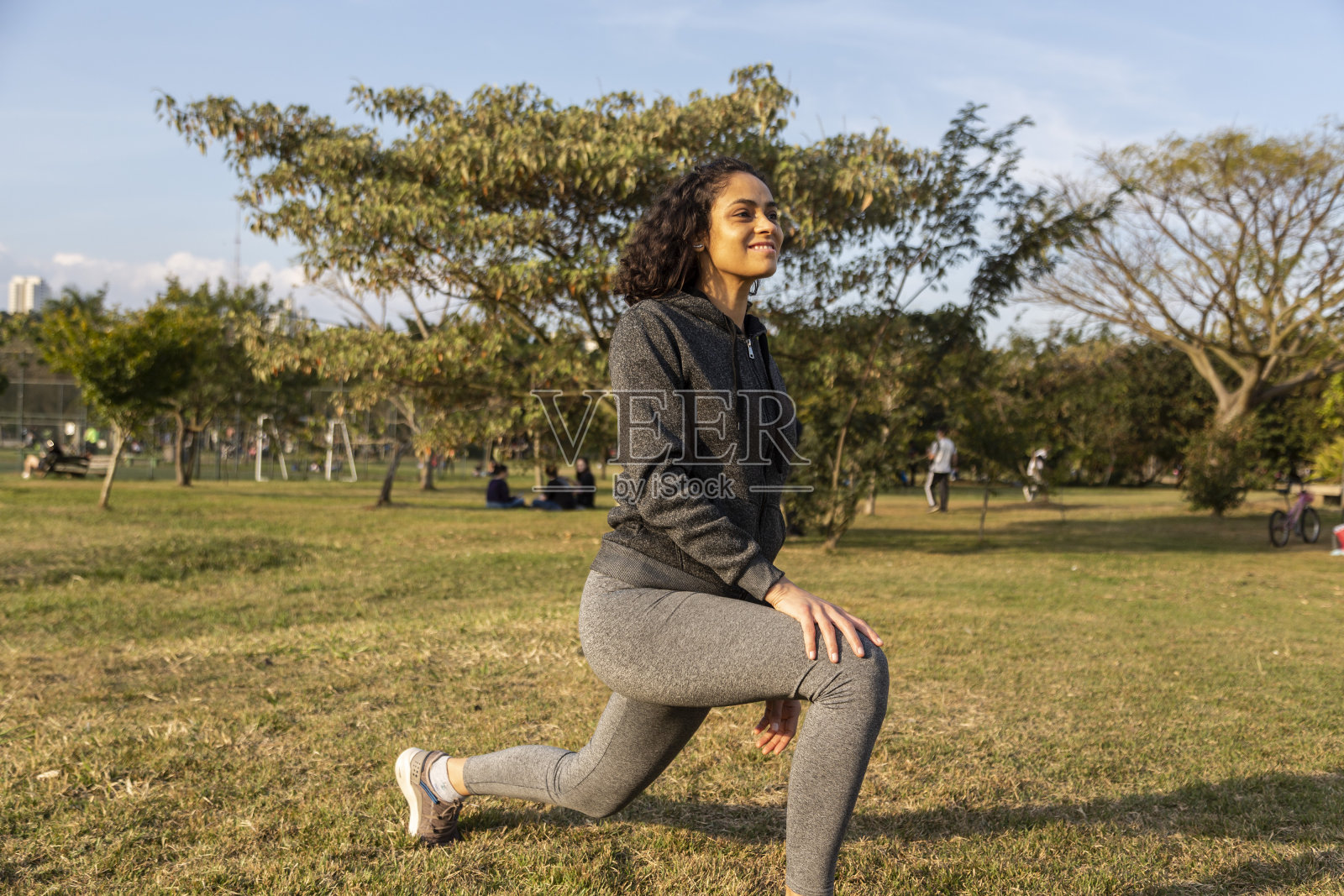 30岁以上的拉丁妇女在公园里进行体育活动照片摄影图片