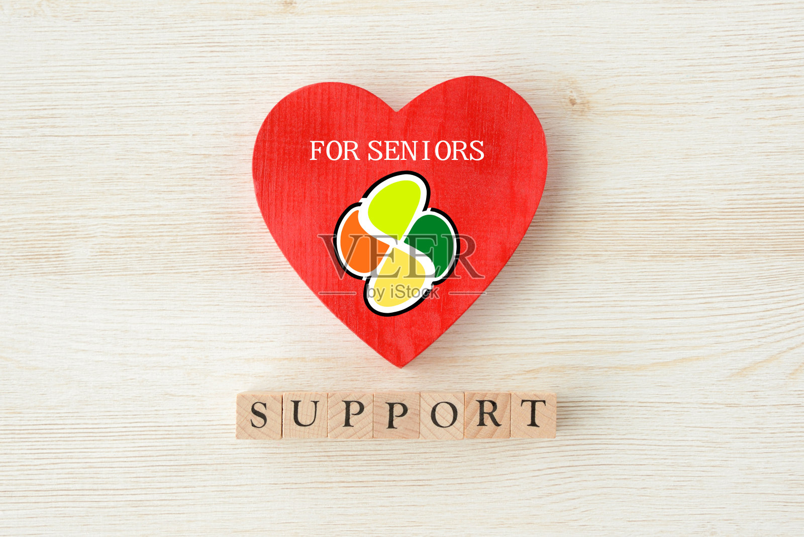 有日本老人标志的心形物品和有“支持”字样的木块照片摄影图片