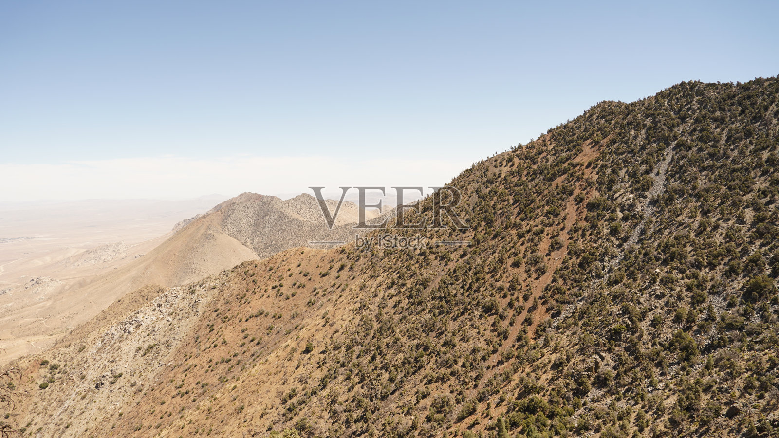 从美国沃克隘口沿PCT加州G段的太平洋山脊步道的干热沙漠景观。照片摄影图片