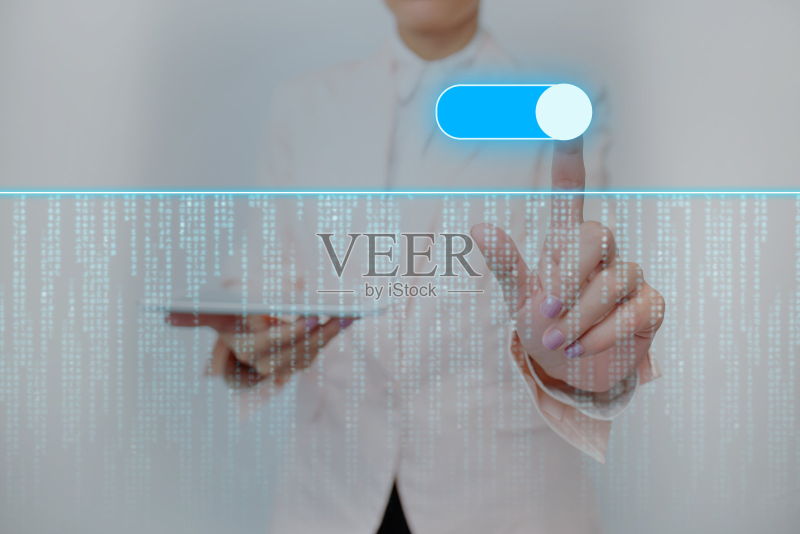 穿着制服的女士手持平板电脑，按下虚拟按钮。商业女性携带Pad轻按开关显示新的未来技术。照片摄影图片