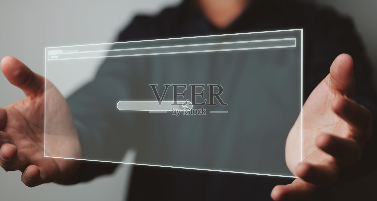 商人手持并触摸网站页面照片摄影图片