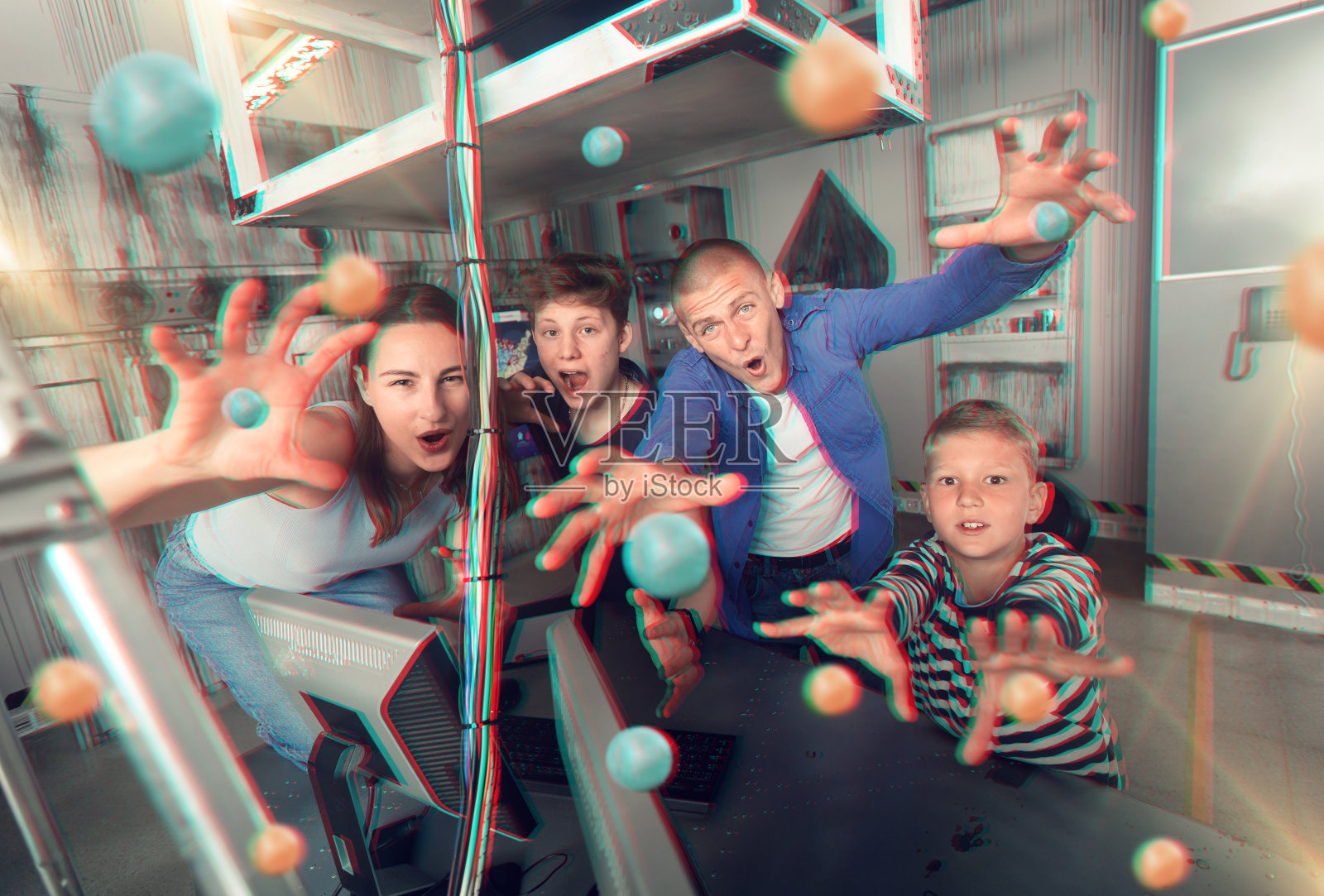 友好的家庭在任务室里玩得很开心，房间被设计成一个实验室照片摄影图片