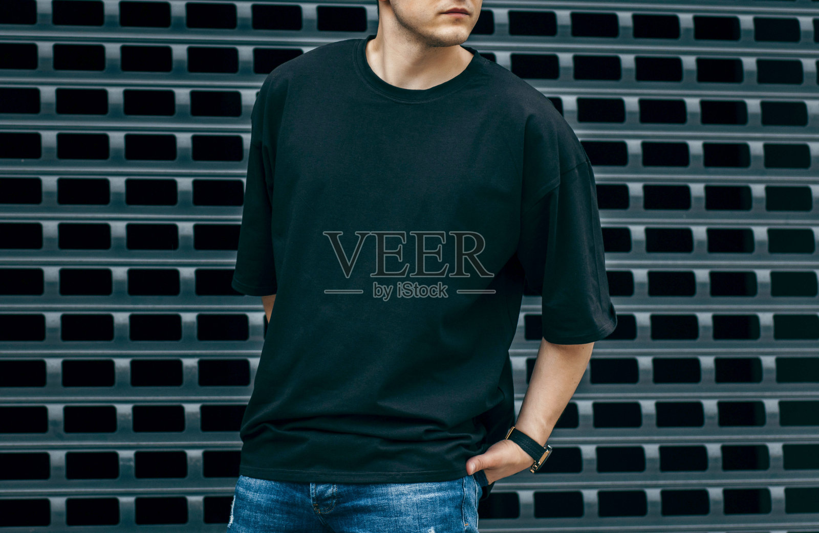 男人穿着黑色的空白t恤，上面有你的标志或设计的空间。模拟了照片摄影图片