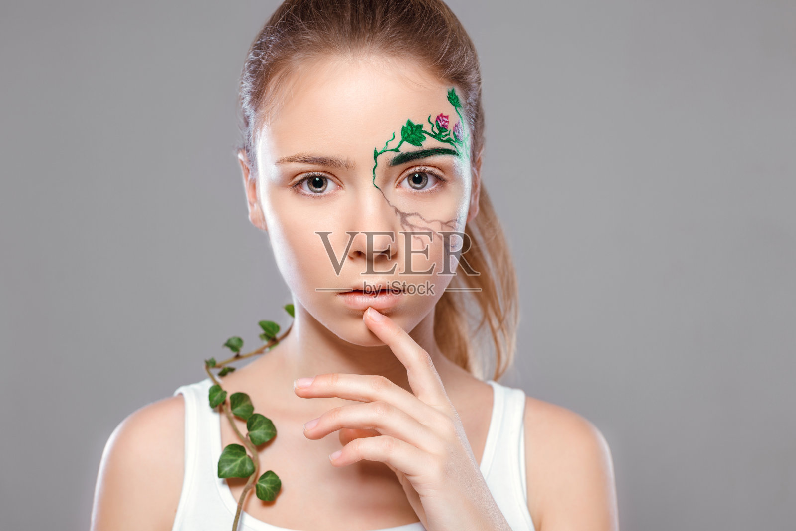 美丽的年轻女人洁净的新鲜皮肤触摸自己的脸。面部护理。美容、美容和水疗。照片摄影图片