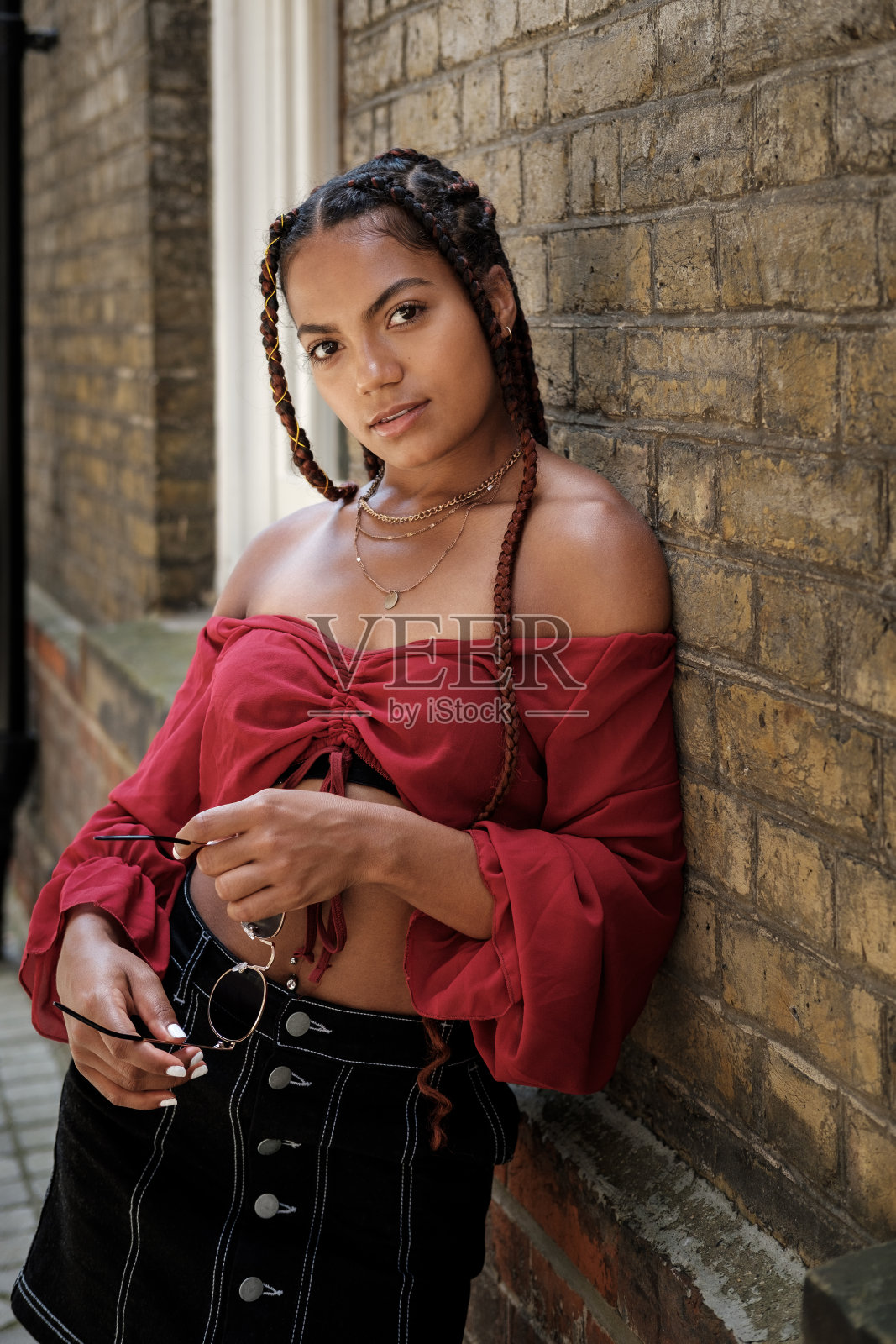 年轻的女人和凉爽的头发摆姿势。照片摄影图片