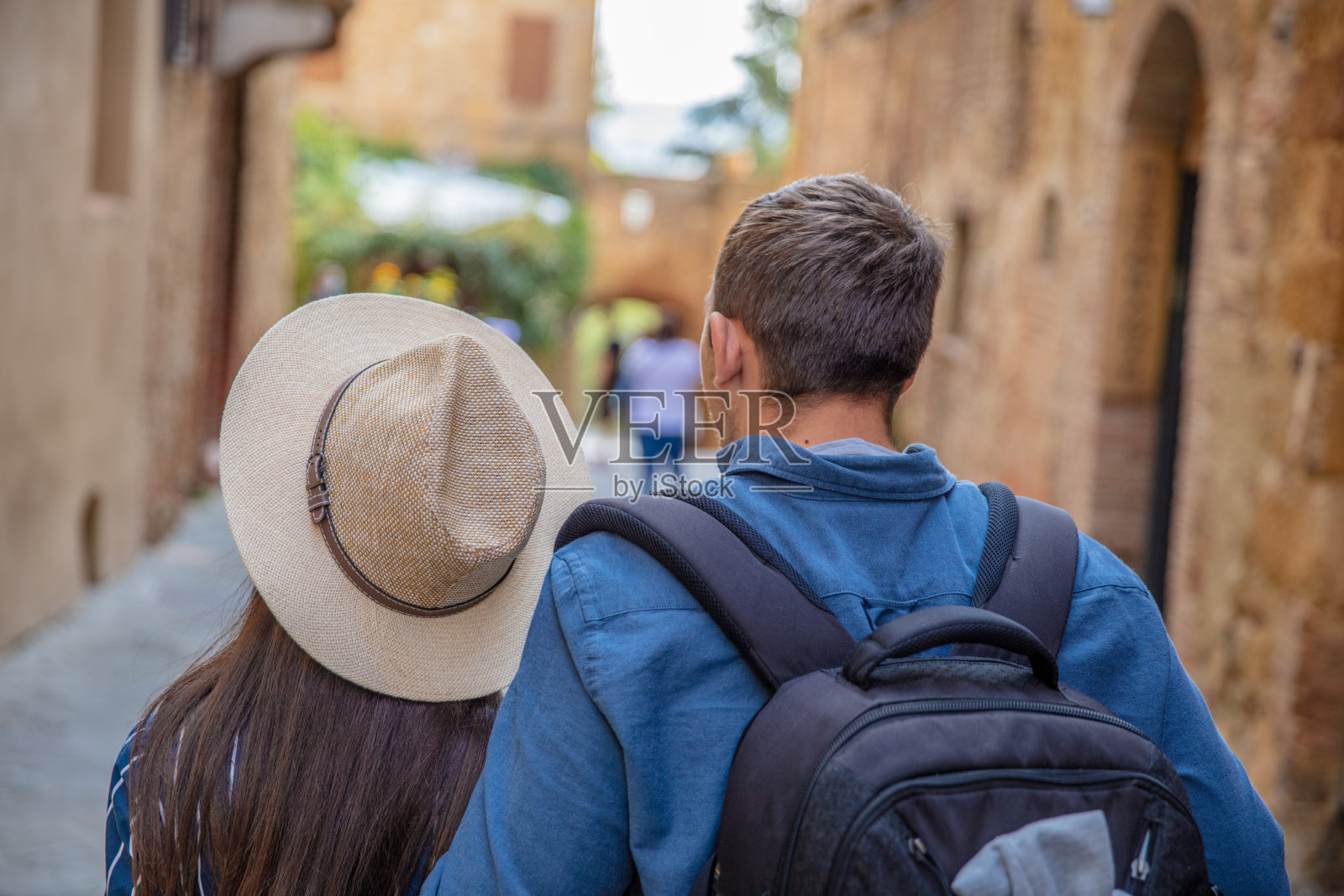 一对夫妇走在巷子里照片摄影图片