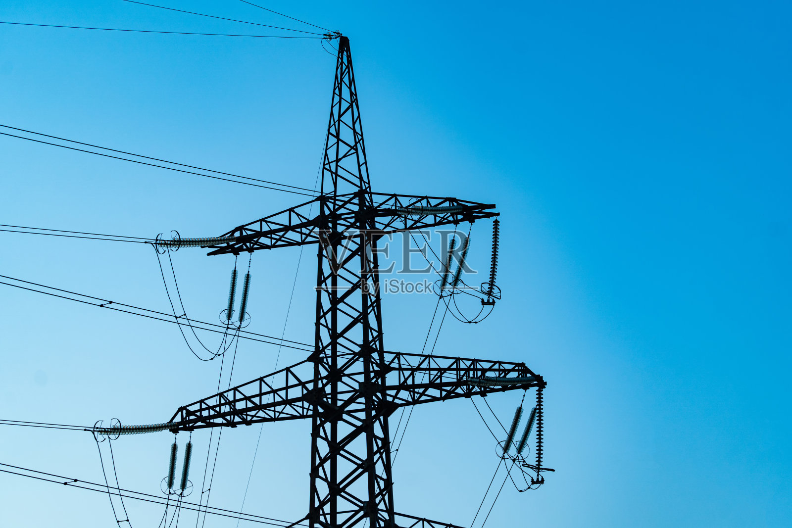 供电站剪影。高压线暗影。照片摄影图片