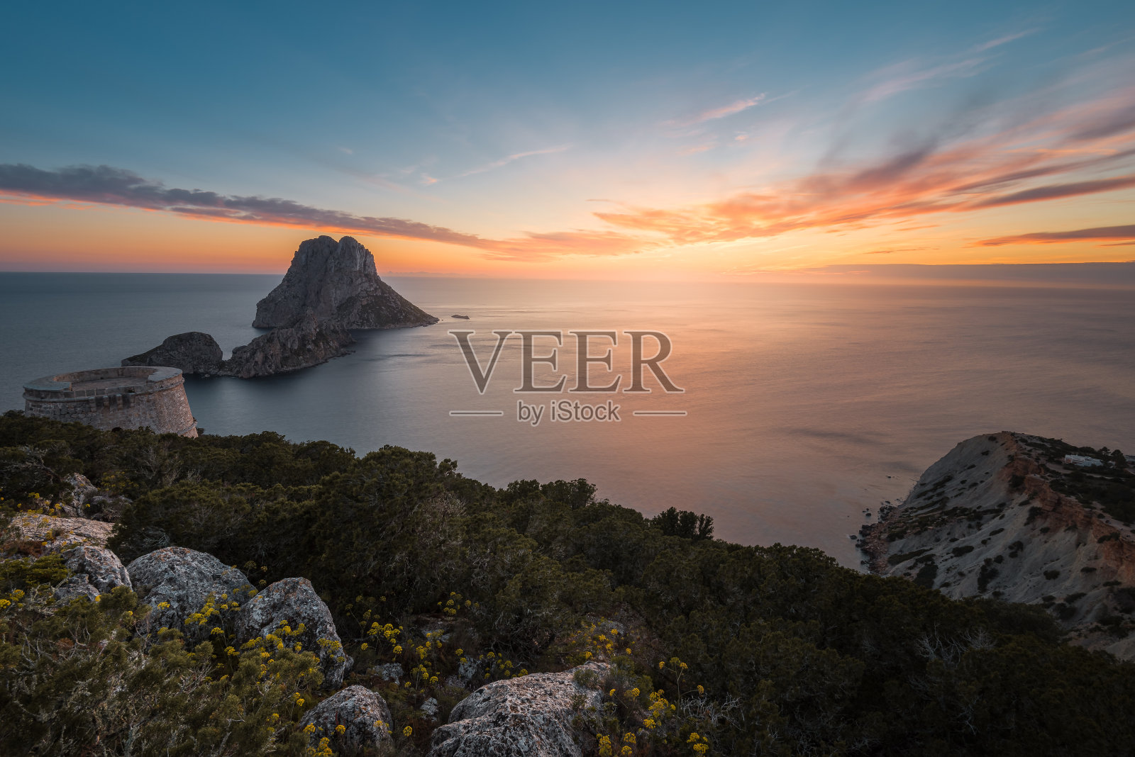 西班牙伊比沙岛，日落时的萨维那塔和埃斯韦德拉岛照片摄影图片