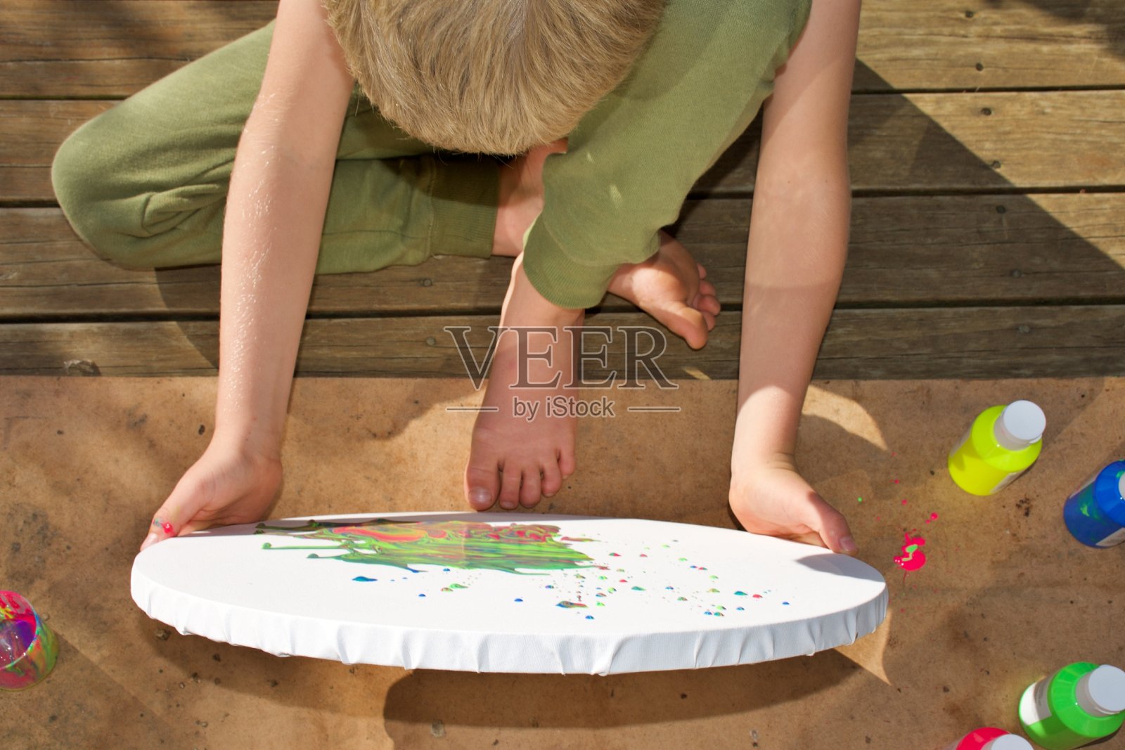 孩子制作大理石花纹绘画照片摄影图片