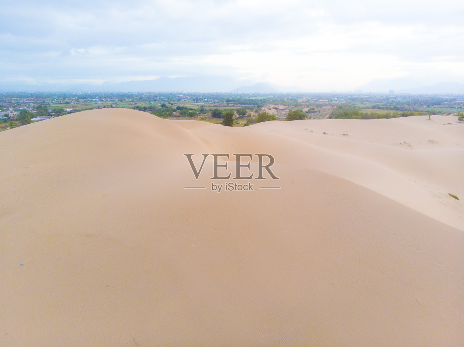 在越南南部的宁顺省，蔚蓝的天空照片摄影图片