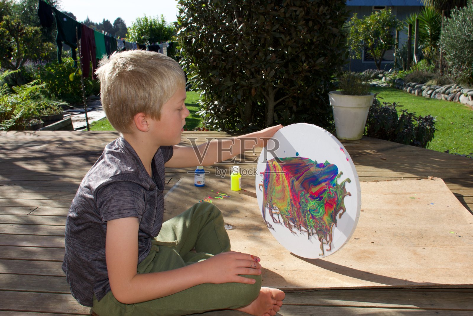 孩子制作大理石花纹绘画照片摄影图片