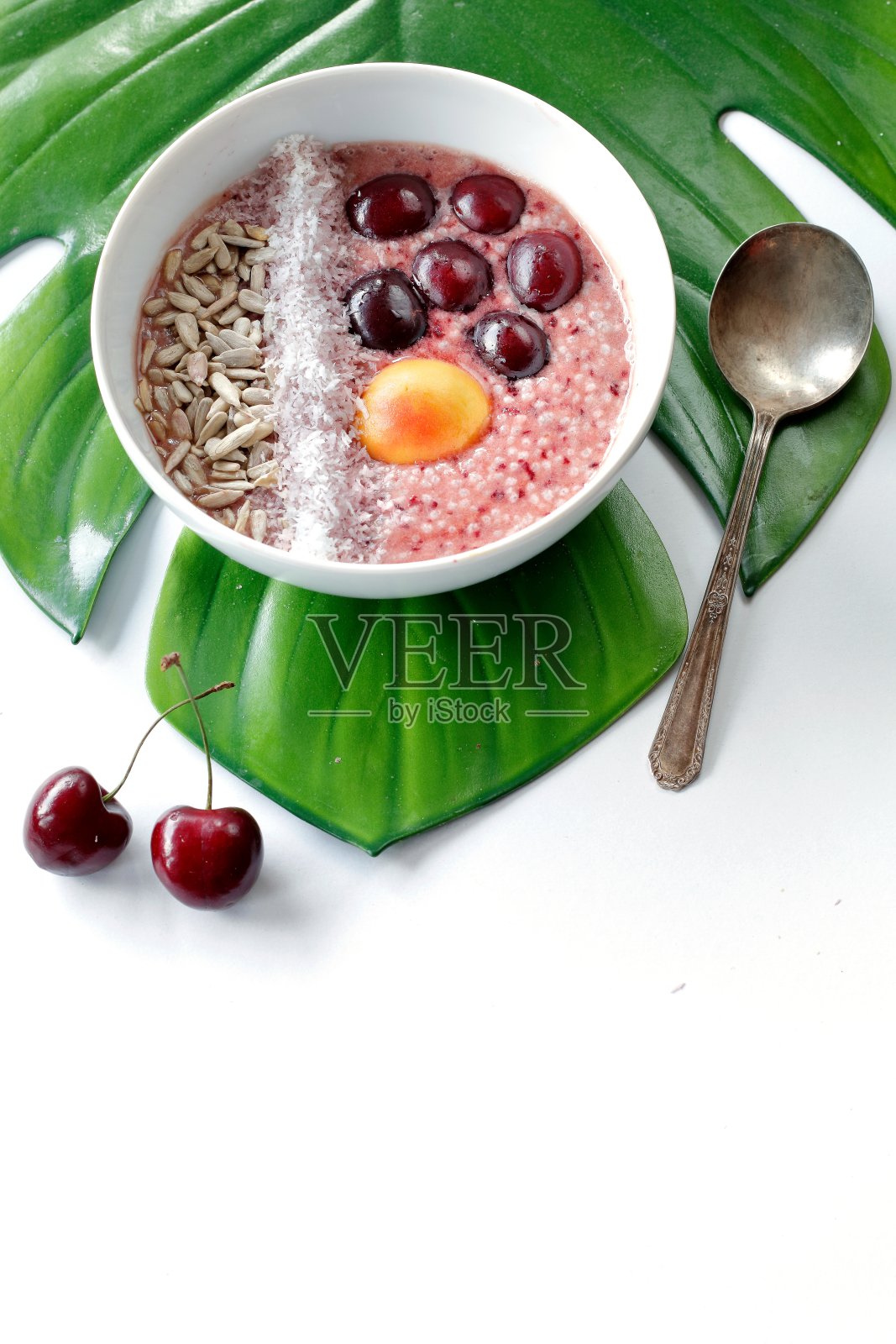 格兰诺拉麦片加杏仁奶，健康的素食早餐照片摄影图片