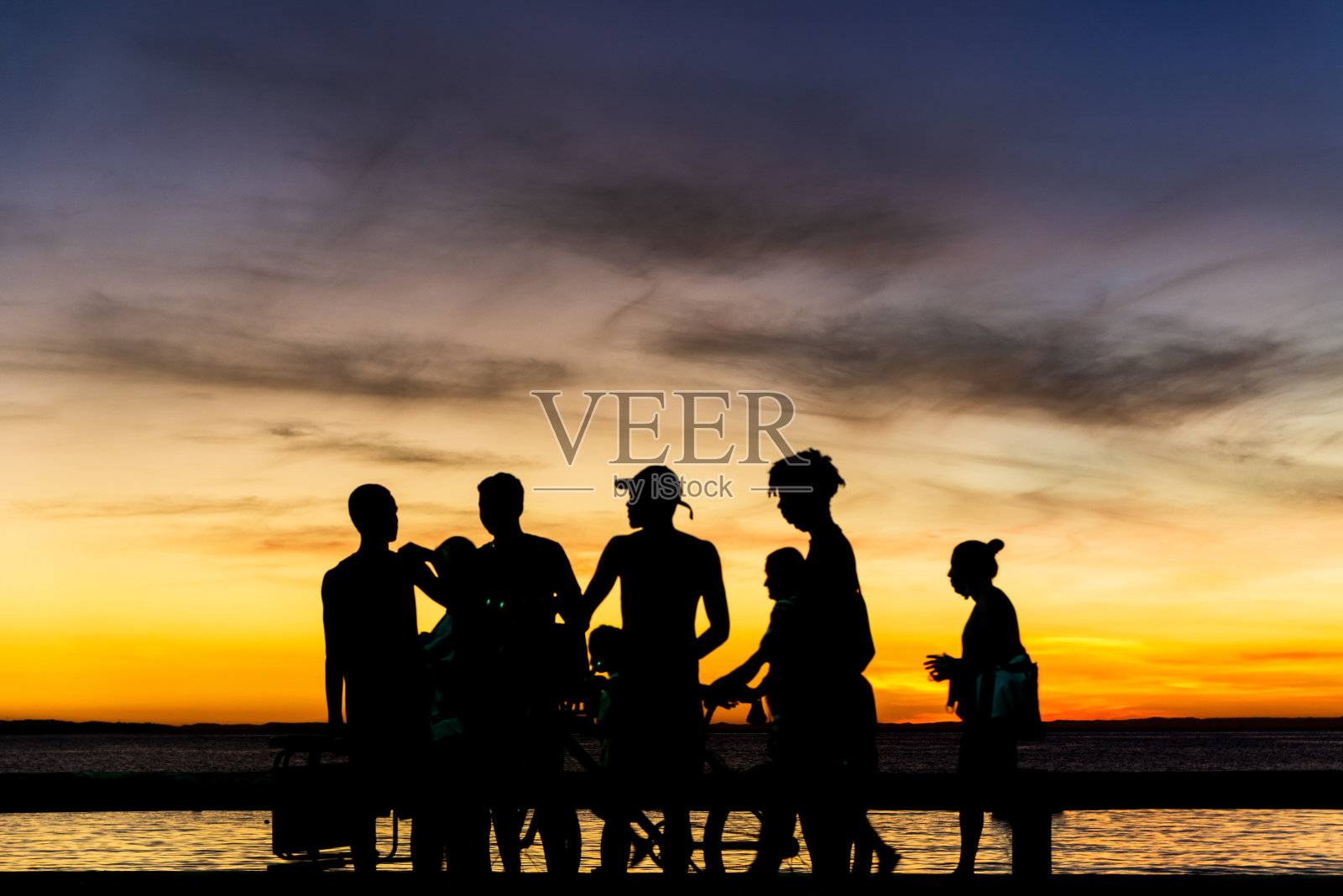 人们的剪影，行走，奔跑，交谈和享受照片摄影图片