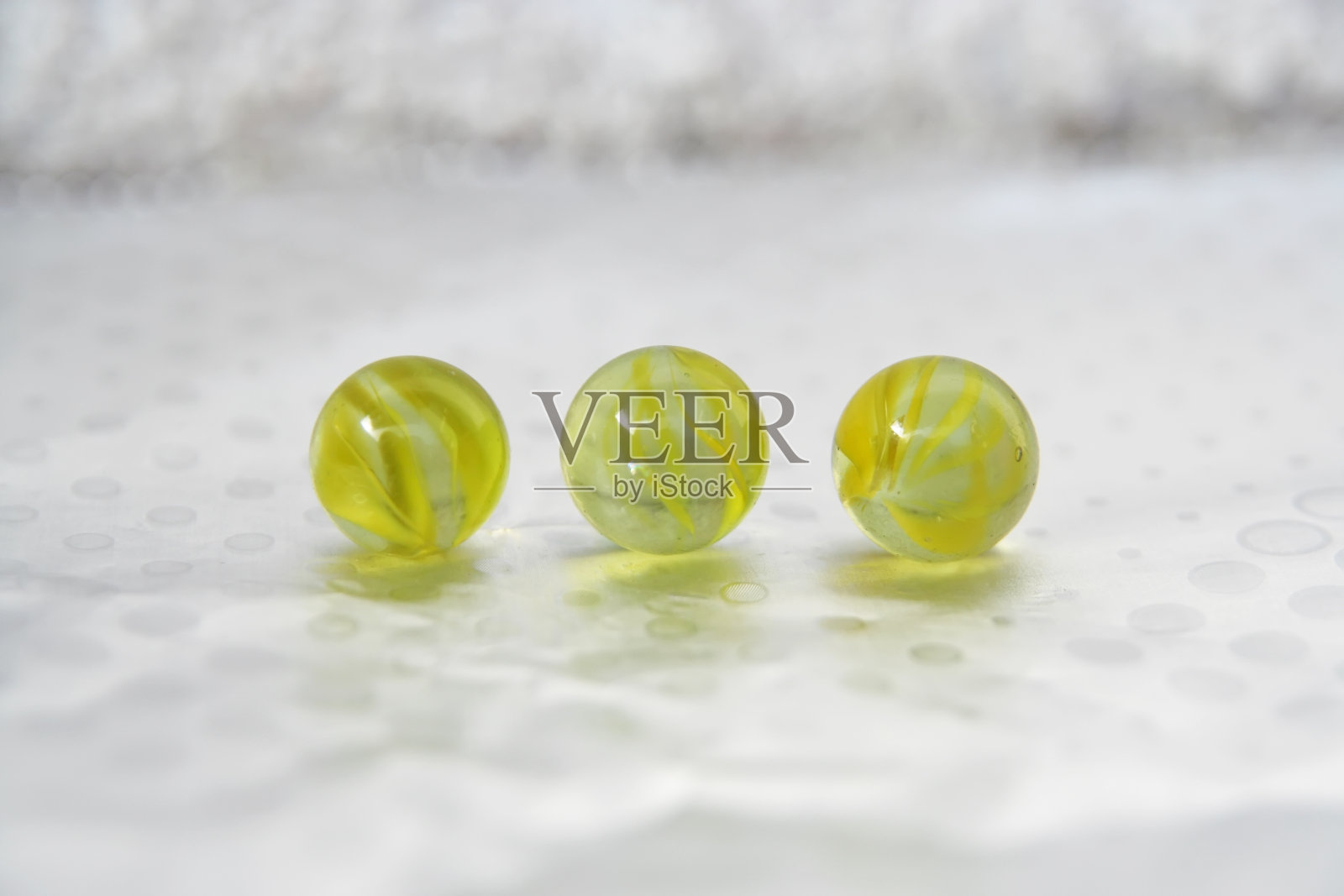 孩子们色彩斑斓的玻璃球。玩弹珠。的孩子的玩具。照片摄影图片