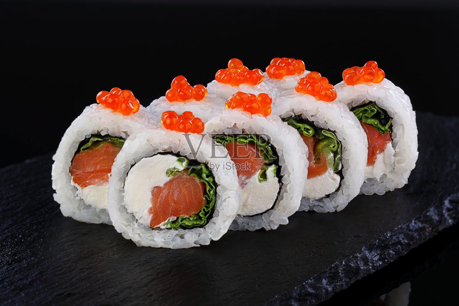 红色鱼子酱卷，黑色背景照片摄影图片