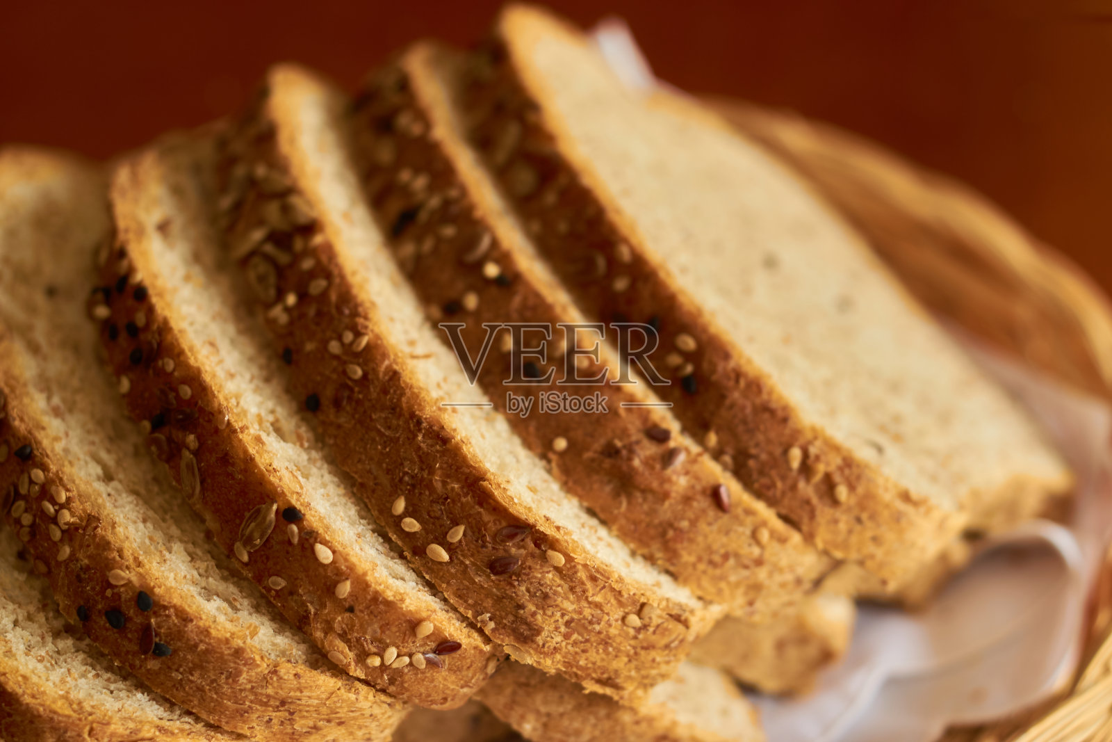 木篮子里的无麸质素食面包片。健康饮食的概念。照片摄影图片