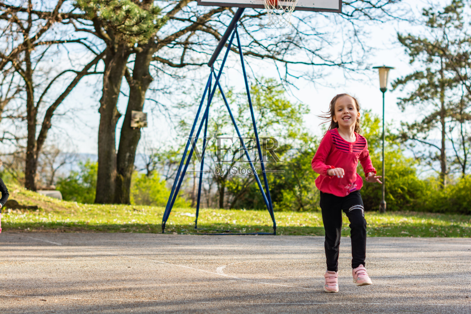 女孩在运动场奔跑照片摄影图片