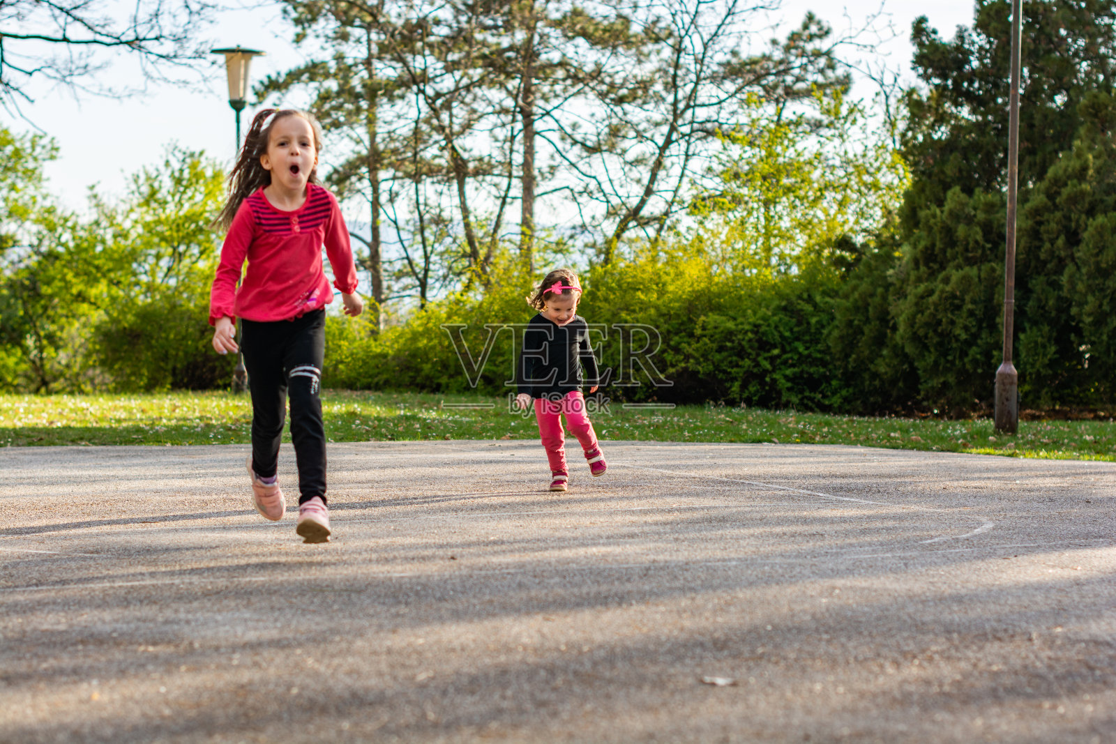 孩子们在操场上奔跑照片摄影图片