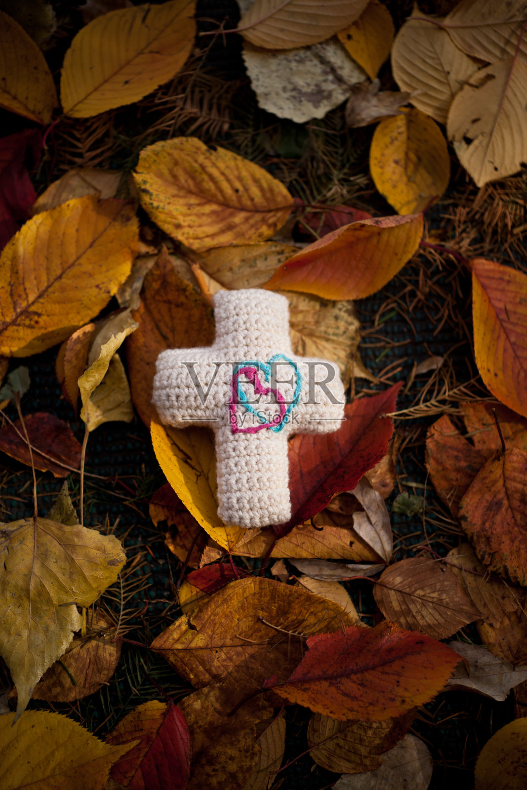 落叶背景血符号交叉照片摄影图片