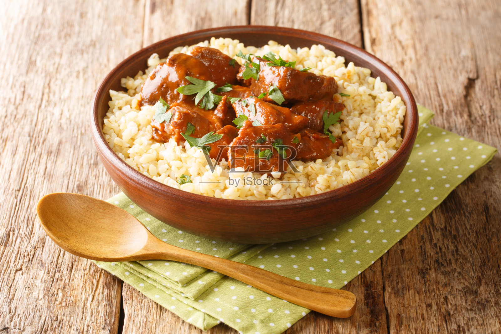 阿菲利亚猪肉与红酒一起炖煮，并与近距离的碎干一起盛在碗里。水平照片摄影图片