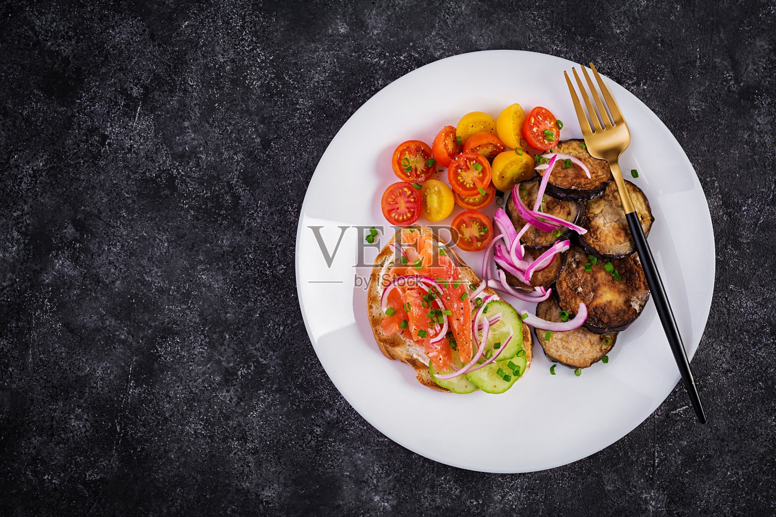 美味的早午餐三文鱼面包奶油芝士三明治和芝麻菜，西红柿沙拉在黑暗的背景。顶视图,高于照片摄影图片