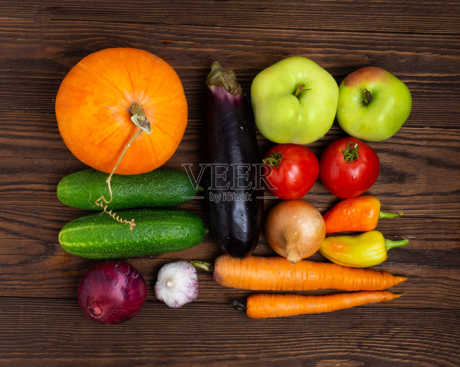 木制背景上的水果和蔬菜。健康食品、农产品、天然食品、生态食品的概念。照片摄影图片