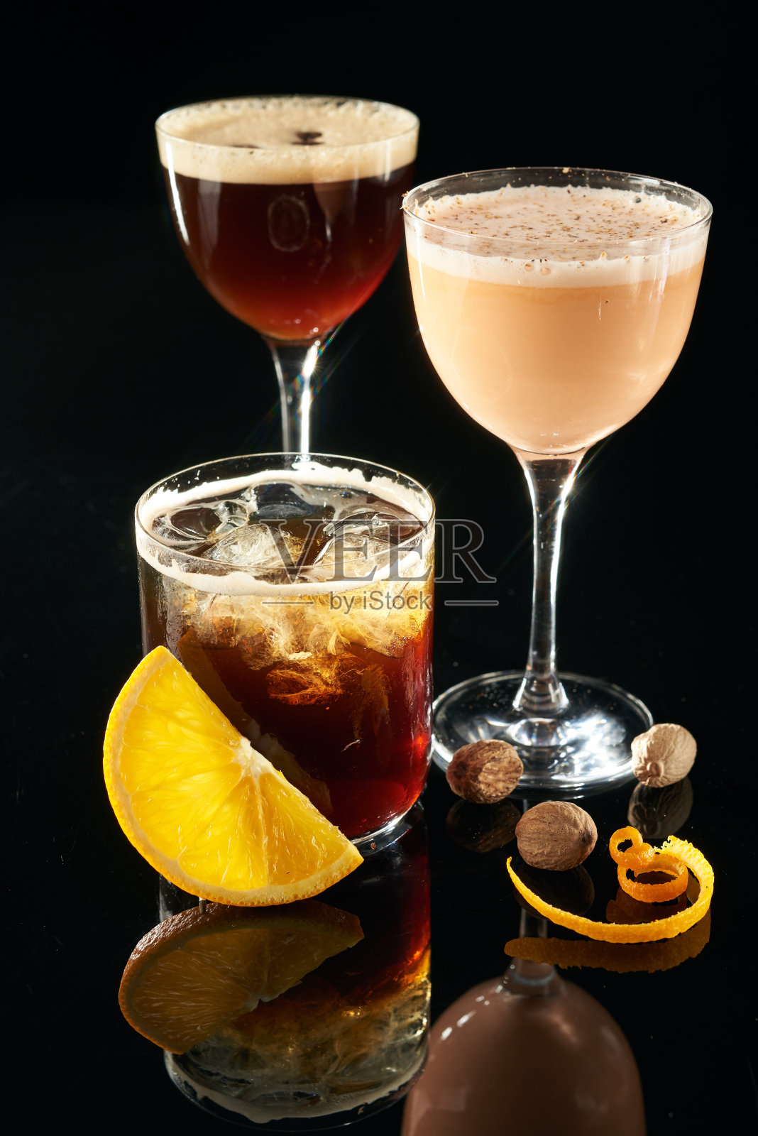 酒精鸡尾酒装在玻璃杯里，放在桌子上照片摄影图片